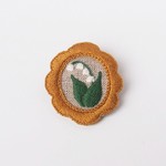 額に入った絵の刺繍ブローチ（スズラン）