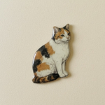 三毛猫ブローチ｜猫の観察標本アクセサリー（横向き座り）猫アクセ Quiet Observations