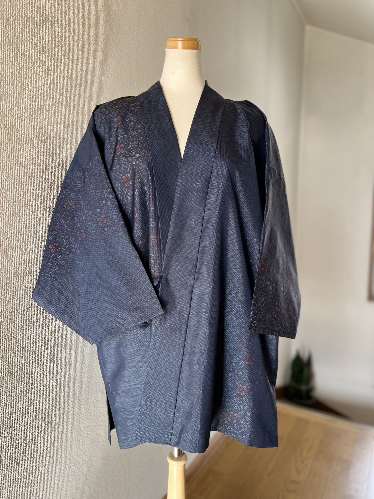 本場大島紬 着物リメイク 作務衣 商標付き 可憐な赤花柄 和のシルク