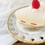 【王道いちごのショートケーキ】1カット2,300円　編みぐるみ　編みケーキ　　バースデーケーキ　誕生日　うちの子記念日　撮影小物　撮影グッズ　カットケーキ　ケーキ　編み物　あみぐるみ