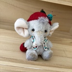 ハンドメイド　オシャレ番長だゾゥ🐘⁉️お友達の青虫🐛ちゃんが乗ったりんご🍎帽子&りんごポシェットをさげたテディベア風ゾウ🐘ぬいぐるみ　ドールちゃんのお友達に💖