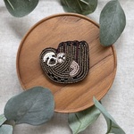 《animaux・ビーズ刺繍》ナマケモノの親子ブローチ《受注生産》