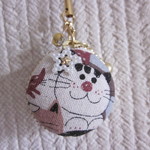 おしゃれなネコちゃんのマカロンポーチ☆