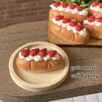 ミニチュアパン　ご近所パン屋のいちごクリームコッペ