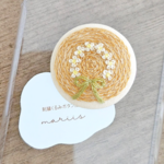 お花の麦わら帽子(ナチュラル) 刺繍くるみボタン(選べるスマホグリップ/キーホルダー/ブローチ/ヘアゴム)
