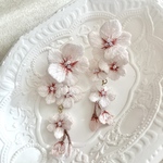《送料無料》刺繍耳飾り「咲きこぼれる桜」｜イヤリング｜ピアス｜入学式｜花刺繍｜