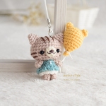 ネコふうせんを持ったトラ猫ちゃん＊あみぐるみストラップ
