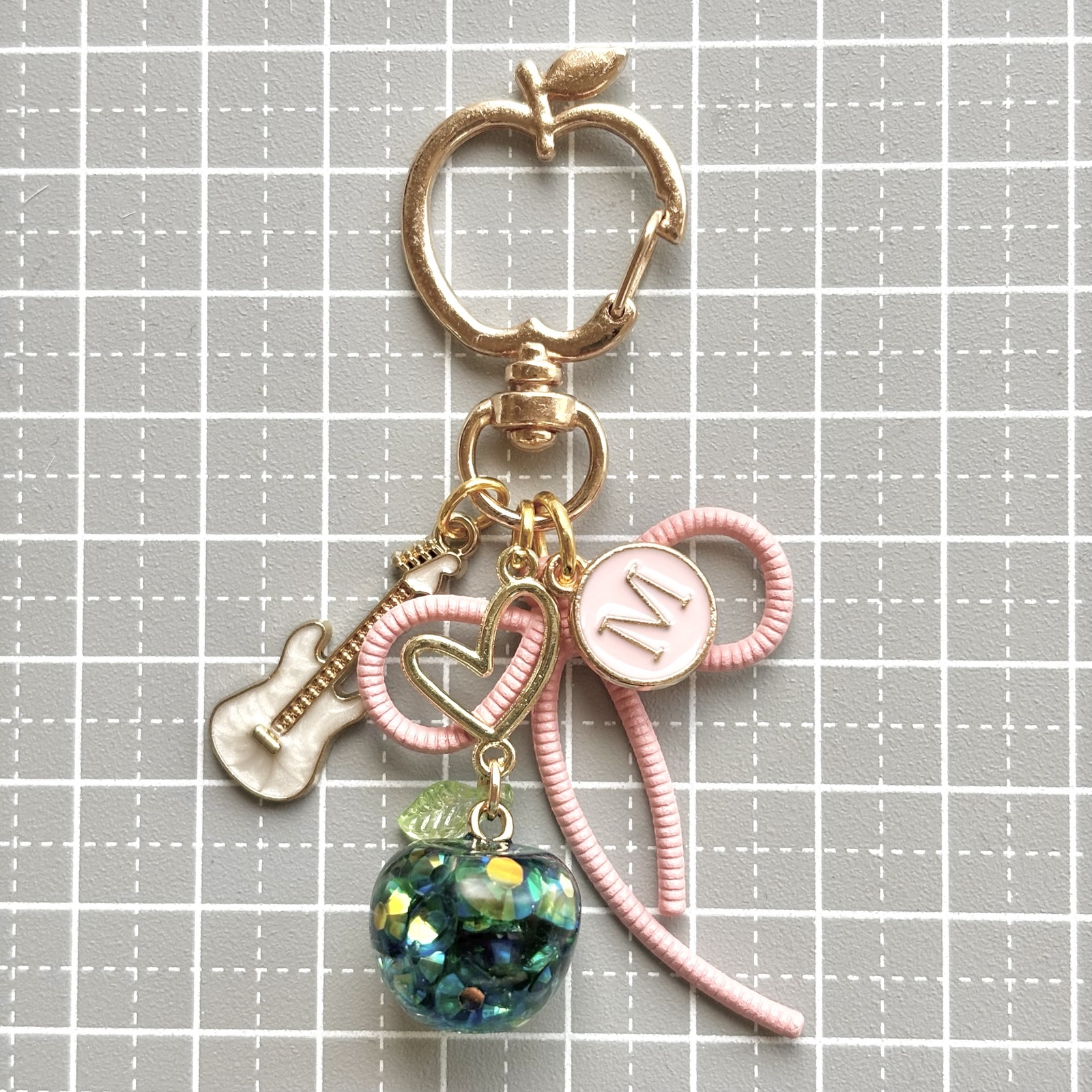 送料無料】ハンドメイド 青りんごチャーム レジン キーホルダー リボン