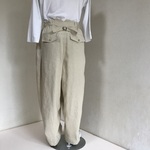 オイスターベージュリネンのゆったりパンツ