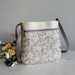 ショルダーバック　クリーム系刺繍
