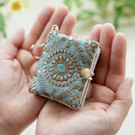インド刺繍生地で作った、手のひらサイズのニードルブック 携帯ソーイングセット エメラルド幾何学B