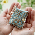 インド刺繍生地で作った、手のひらサイズのニードルブック 携帯ソーイングセット エメラルド幾何学A
