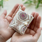 インド刺繍生地で作った、手のひらサイズのニードルブック 携帯ソーイングセット ホワイト幾何学B
