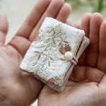 インド刺繍生地で作った、手のひらサイズのニードルブック 携帯ソーイングセット④いちごホワイト×ホワイトページ
