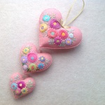 羊毛とフェルトのビーズ&刺繍3連ハート