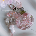 桜色🌸猫ちゃんとさくらんぼ♬.*ﾟシェイカーレジンキーホルダー 