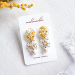 ミモザとかすみ草モチーフのフリンジビーズピアス/イヤリング ミモザのアクセサリー 黄色のピアス ドライフラワーのピアス レジンのピアス