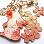 赤の桜とうさぎの春バッグチャーム　レジン