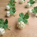  四つ葉のクローバーのブローチ　染布花　【受注制作】  