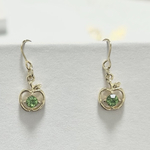 【アレルギー対応可】シンプルにグリーンアップルのモチーフピアス/イヤリング　青リンゴ　green apple ガラス製ラインストーン　緑　青　ガラス　推し　推し色　推し活　音楽　イベント