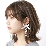ホワイトリボン パール 大ぶり ピアス / イヤリング　結婚式　お呼ばれ　アクセサリー　アレルギー対応 サージカルステンレス サテンリボン 