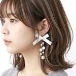 ホワイトリボン パール 大ぶり ピアス / イヤリング　結婚式　お呼ばれ　アクセサリー　アレルギー対応 サージカルステンレス サテンリボン 