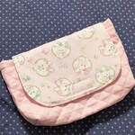 ピンクうさぎウサギリボン音符風船クローバー柄　封筒型　横入れお弁当袋　大きめ女の子　キルティング　マジックテープ式　入園　保育園　幼稚園