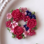 刺繍糸で編んだお花ブローチ　濃いピンク🩷ピンクのバラ　ビビットピンク　リースブローチ　春ブローチ