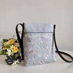 サコッシュ　ライトグレー系　刺繍