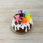 ミニチュアクマのカラフルケーキ