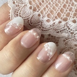 レースネイル 手描きレース 小ぶりで上品 淡いピンク ネイルチップ 短め 白 結婚式 花嫁 フォーマル