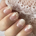 花びらをのせたようなネイル ゴールドの縁取り 短め ミラー ネイルチップ 金 白 グラデーション 結婚式 花嫁 フォーマル