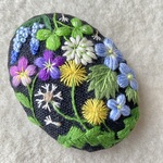 リネンと刺繍の春の草花のヘアゴム orブローチ　