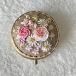 リネンと刺繍のバラのピルケース