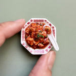 ミニチュアフード 辛そうな麻婆豆腐(れんげあり) / 赤い雷紋の皿