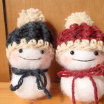手編みのニット帽をかぶった雪だるま2個セット