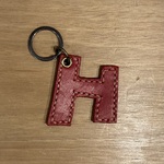 レザー　アルファベット　H　キーホルダー　イニシャル