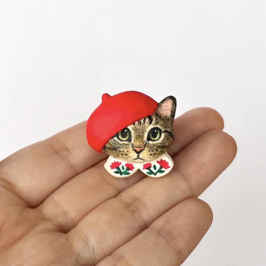 小さな猫ブローチ｜カーネーション帽子の豆ねこちゃん【記念日・母の日