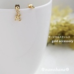 ✴︎ さりげなくきらめくイニシャル ✴︎《 ジルコニア付Kイニシャルミニピアス 》290（サージカルステンレス／非対称デザイン）