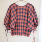 スウィングリボンプルオーバー　／　オレンジレッドにネイビーのチェック　大人服　レディース　トップス　ギャザーブラウス