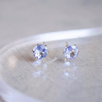タンザナイトの一粒ピアス　４ｍｍ　１２月誕生石　サージカルステンレス　金属アレルギー対応　小さい　小粒　天然石ピアス　誕生日　プレゼント　クリスマス　ギフト　付けっぱなしOK　金アレ対応　天然石