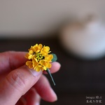4cmの世界に12輪の菜の花を。春の陽だまりを優しく結ぶ、幸せの布花ブローチ。