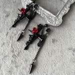 ブラッククロスと薔薇の小悪魔ピアス　　黒　赤　バラ　ばら