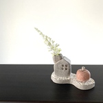 「りんごのある家、一輪挿し」珍しいおうち型の造花用の花瓶