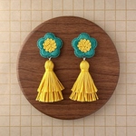北欧風 花の刺繍タッセルピアス／イヤリング【クラシックグリーン×イエロー】