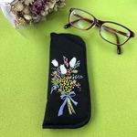 春の花のメガネケース　チューリップとミモザの花束の手刺繍　#minne_new  眼鏡入れ　メガネケース　めがねケース　黒　プレゼント　ギフト　贈り物　刺繍　手刺繍
