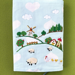 牧場の風景の手刺繍　コットンのブックカバー　栞付き#minne_new  文庫本カバー　文庫本サイズ　コットン　綿　刺繍　手刺繍　にわとり　ひよこ　羊　ひつじ　ブックカバー刺繍　しおり付き　プレゼント
