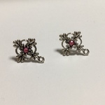 十字架模様のピアスパーツ１ペア　金属キャッチ付き