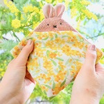 ぴょこみみうさちゃん大判タオルハンカチ♡スモークピンク×ミモザ柄