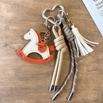 ホワイト馬モチーフ×パラコード・タッセルの大人かわいいバッグチャーム｜じゃらじゃらキーホルダー　白　オレンジ　上品で個性的な存在感　ギフトにも◎